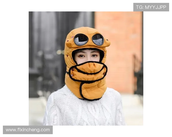 以足球玩偶帽子为灵感打造充满运动与童趣的创意时尚风